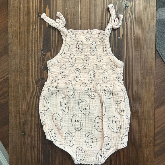 0-3 M Grayson mini smocked bubble romper - Picture 3 of 3